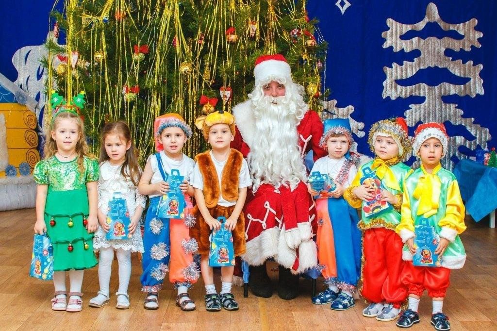 хоровод вокруг елки. новогодний праздник в детском саду. хоровод в детском саду на новый год. сценарий новогодней елки для малышей. елка в детском саду.