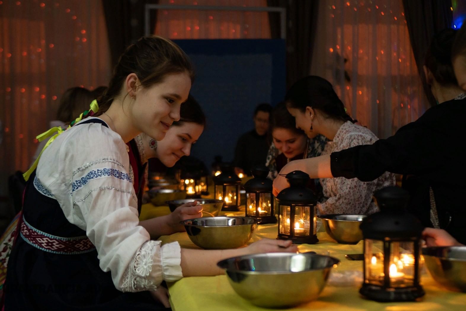 Рукоделие в святки можно ли. Святочные посиделки. Посиделки на Святки. Святочные посиделки на Руси. Святки современные.