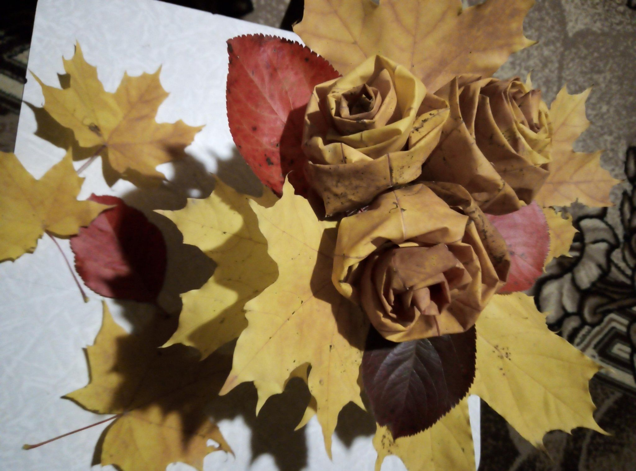 Дары осени. Розы из кленовых листьев