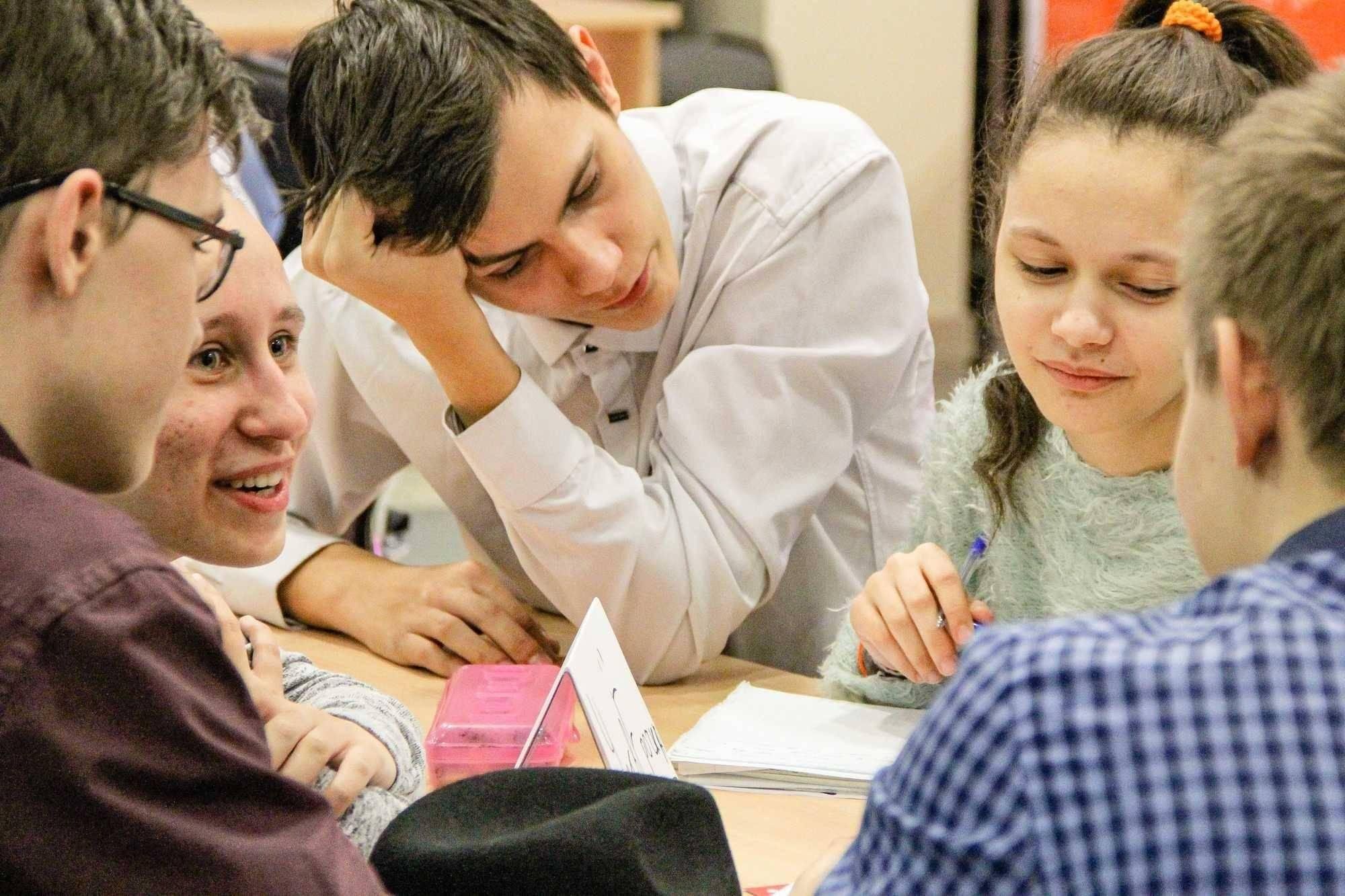 чемпионат по интеллекту картинки. команда молодежи. молодежные объединения. команды для интеллектуальной игры. форма для команды интеллектуальной игры.