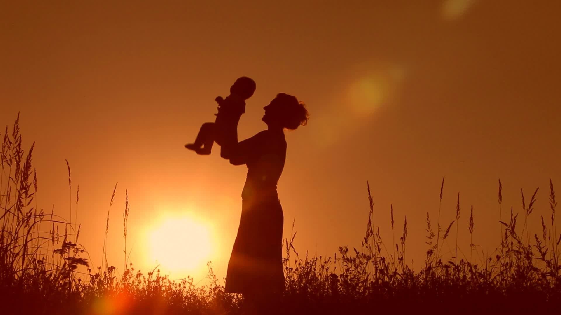 Рабочий стол мама. Силуэт на фоне солнца. Дети на фоне заката. Силуэт мамы. Мать и ребенок на закате.