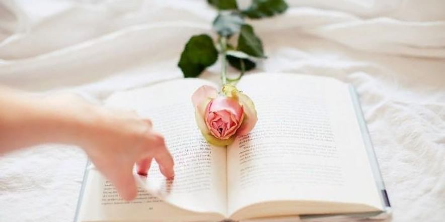 She closed the book and rose. Девушка с книгой в руках. Книга в руках. Книжка в руках. Книга цветы девушка.