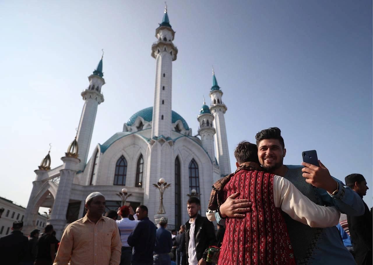 Сегодня мусульмане празднуют. Праздники Ислама Ураза байрам. С праздником мусульман Ураза байрам. Рамазан традиция Татарстан. Мусульманские религиозные праздники.
