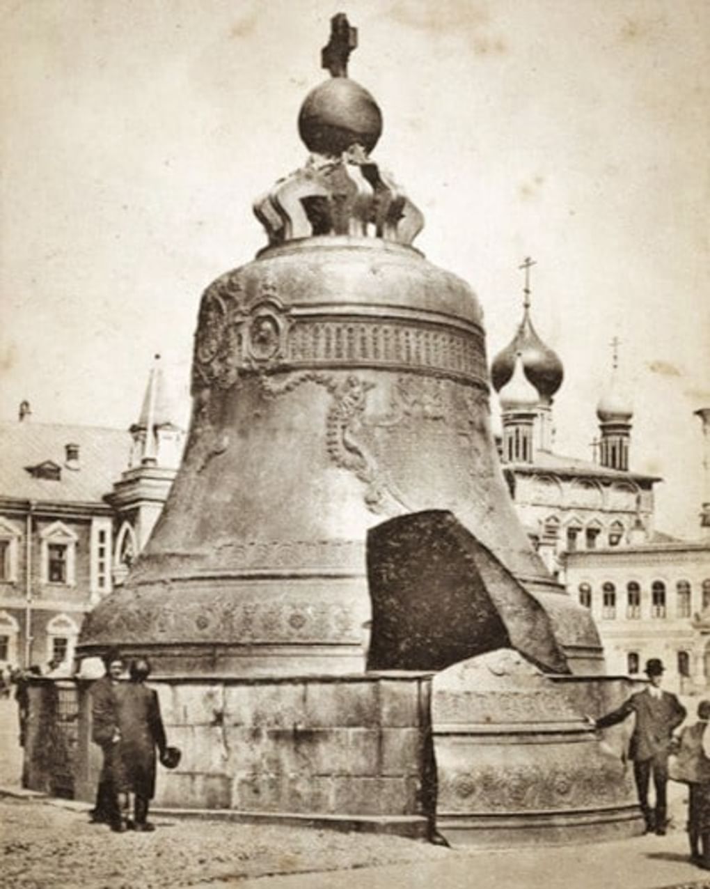 Царь-колокол в Кремле. Конец ХIХ – начало ХХ. Москва. Фотография: Шерер, Набгольц & Ко / Музеи Московского Кремля, Москва