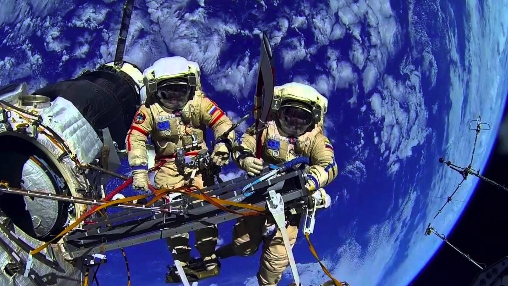 космонавт в космосе. смиричевский леонард дмитриевич. космонавт в открытом космосе. гагаринский урок классный час. космическое мужество.