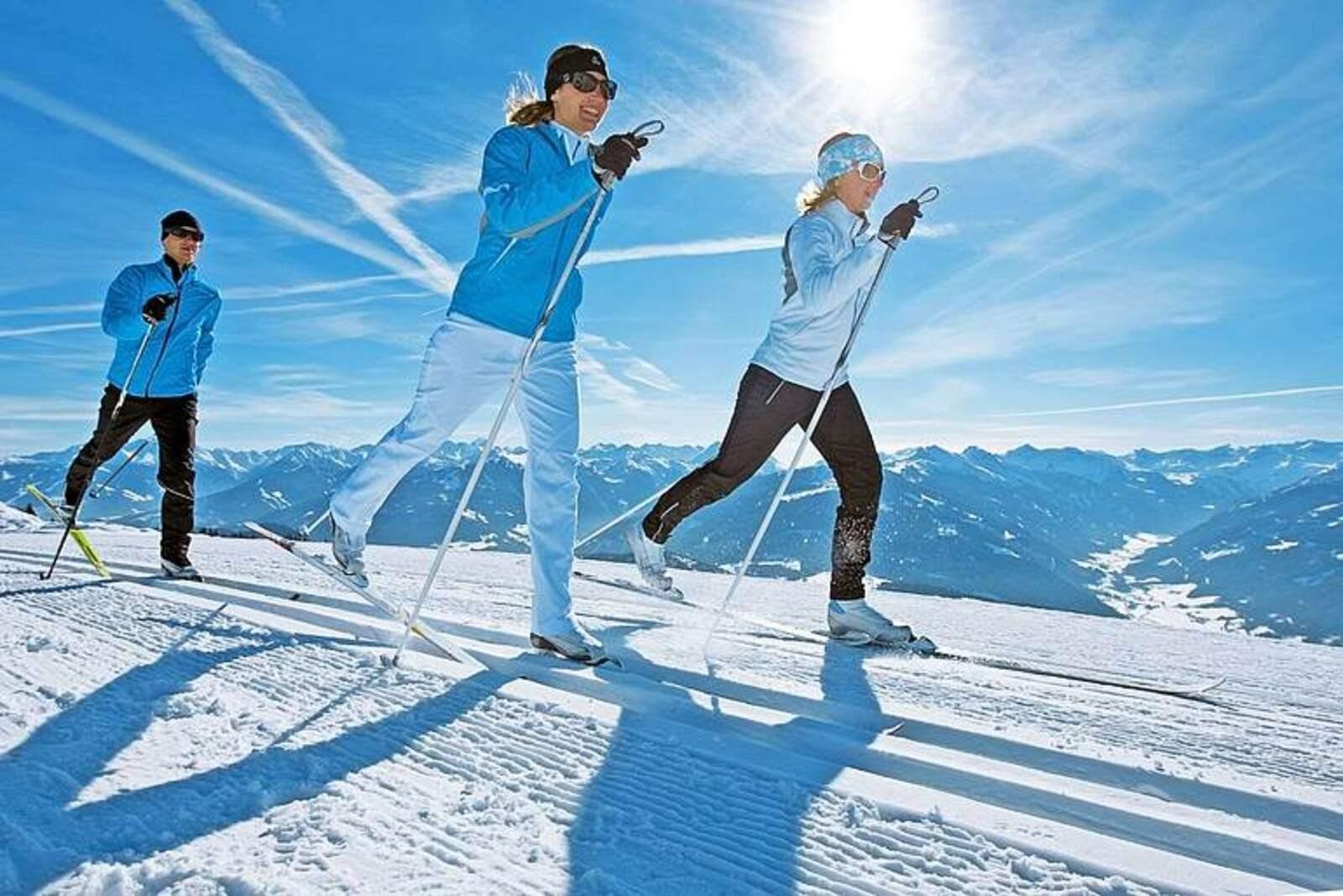 Thinks skiing. Зимний спорт. Ходьба на лыжах. Занятия спортом на свежем воздухе. Горнолыжный спорт.