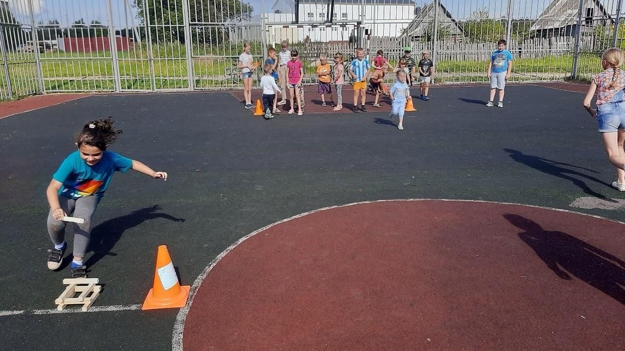 Спортивная программа старт. День физкультурника эстафеты для детей. Коридор для эстафеты на стадионе. Эстафета пирамида. Литературно-спортивное мероприятие прошло на площадке.