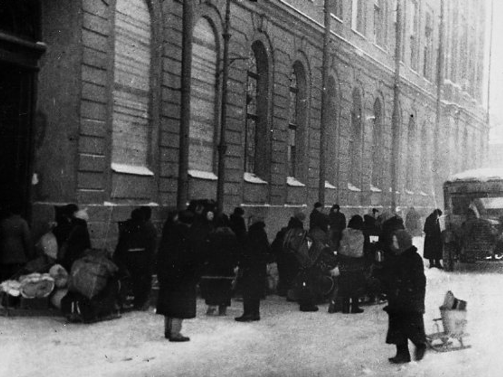 Эвакуация. Ленинград, 1942 год. Фотография: <a href="https://artsacademy.ru/additionally/patrioticheskoe-vospitanie/akademiya-khudozhestv-v-gody-vov/" target="_blank" rel="noopener">artsacademy.ru</a>