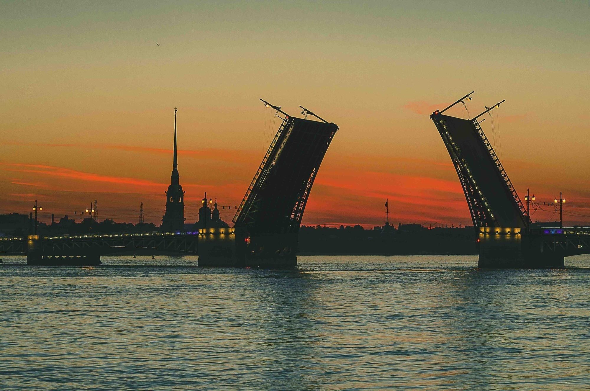 Статусы города санкт петербурга. Дворцовый мост в Санкт-Петербурге. Ленинград Дворцовый мост. Дворцовый мост и Петропавловская крепость. Разводной мост и Петропавловская крепость.