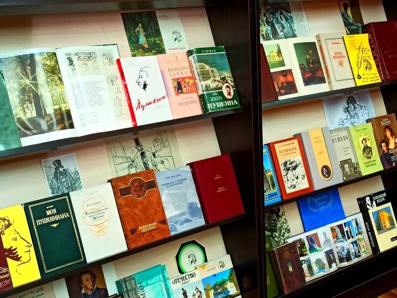 Книжные саранск. Книжная выставка Пушкин. Книжная выставка к Пушкинскому Дню. Книжная выставка к Пушкинскому Дню в библиотеке.