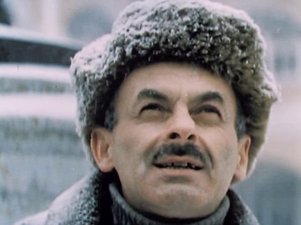 Булат Окуджава в художественном фильме Динары Асановой «Ключ без права передачи» (1976)