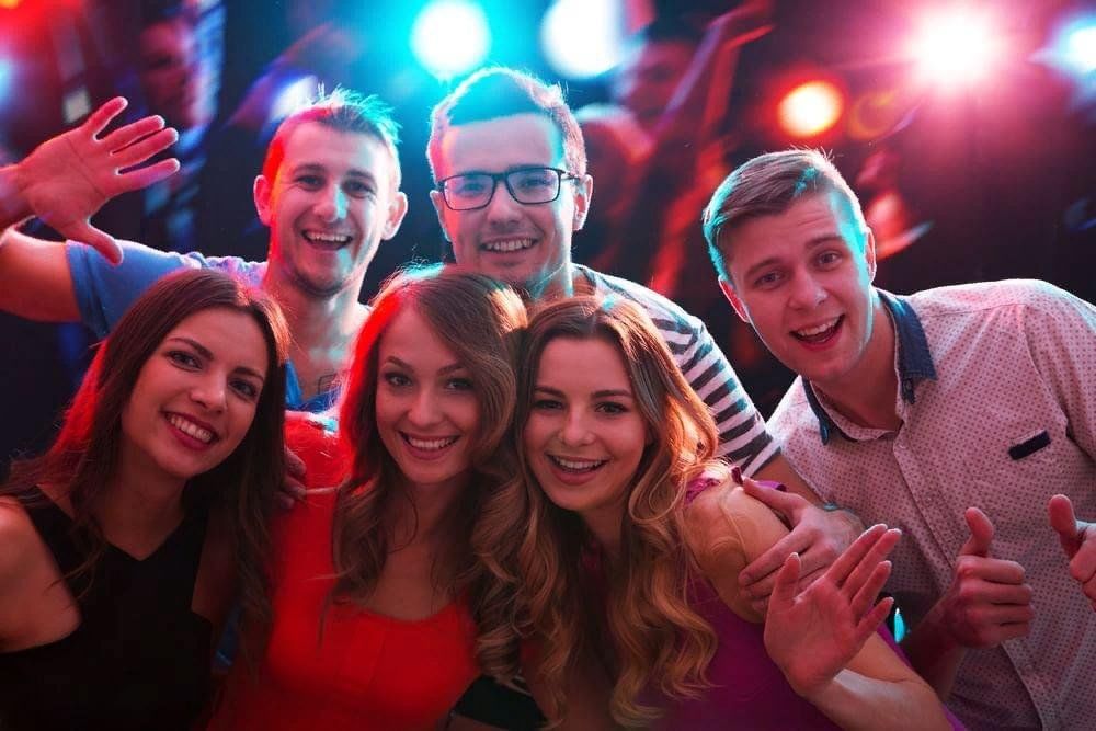 Ladies night вечеринка. Night club группа. Друзья танцуют. Вечер отдыха для молодежи. Клуб стоковое фото.