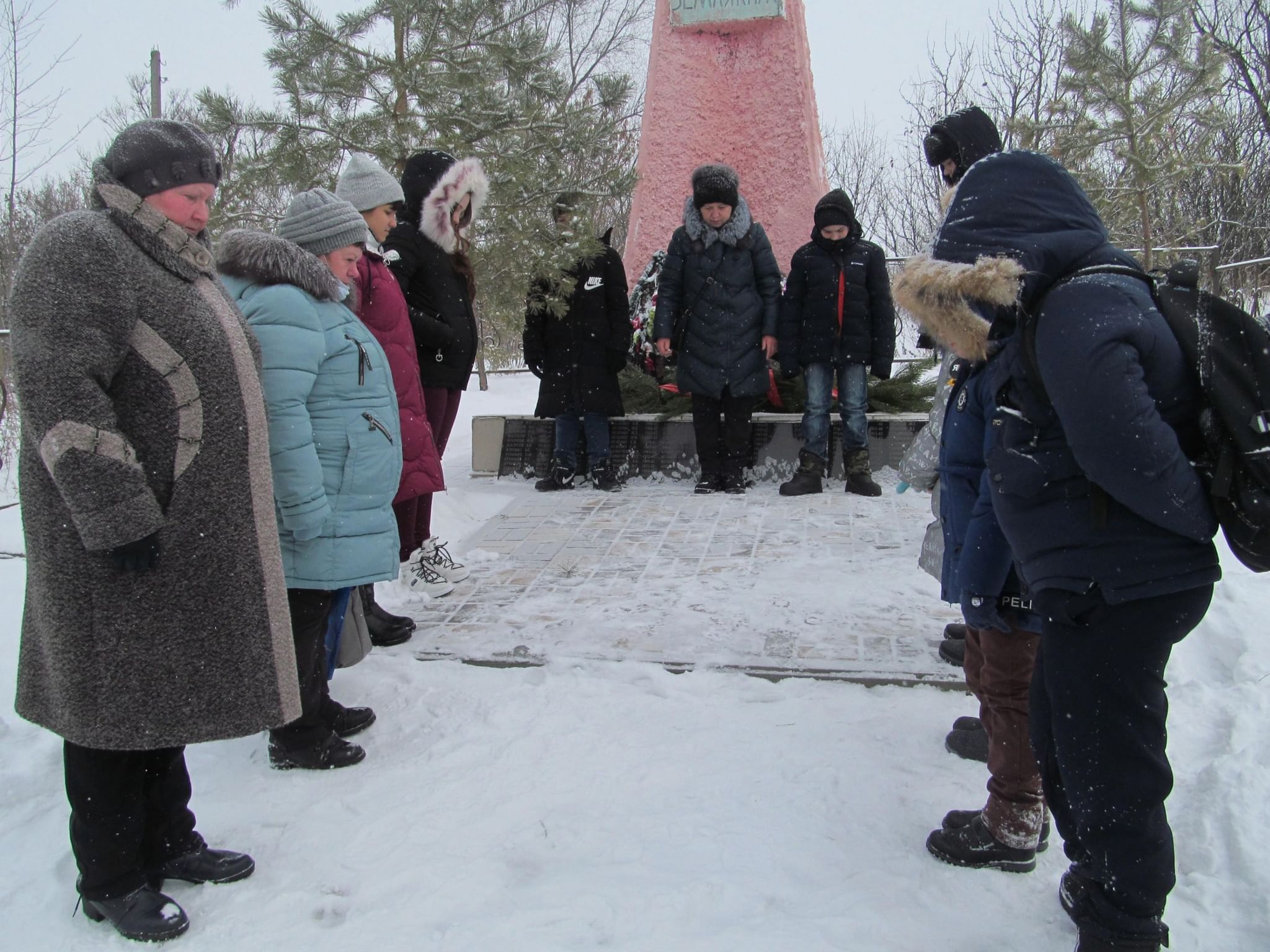 Возложение гирлянды к памятнику как правильно