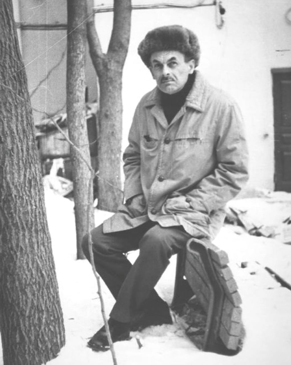 Поэт Булат Окуджава во дворе своего детства. Москва, 1976 год. Фотография: Николай Лаврентьев / Мультимедиа Арт Музей, Москва 