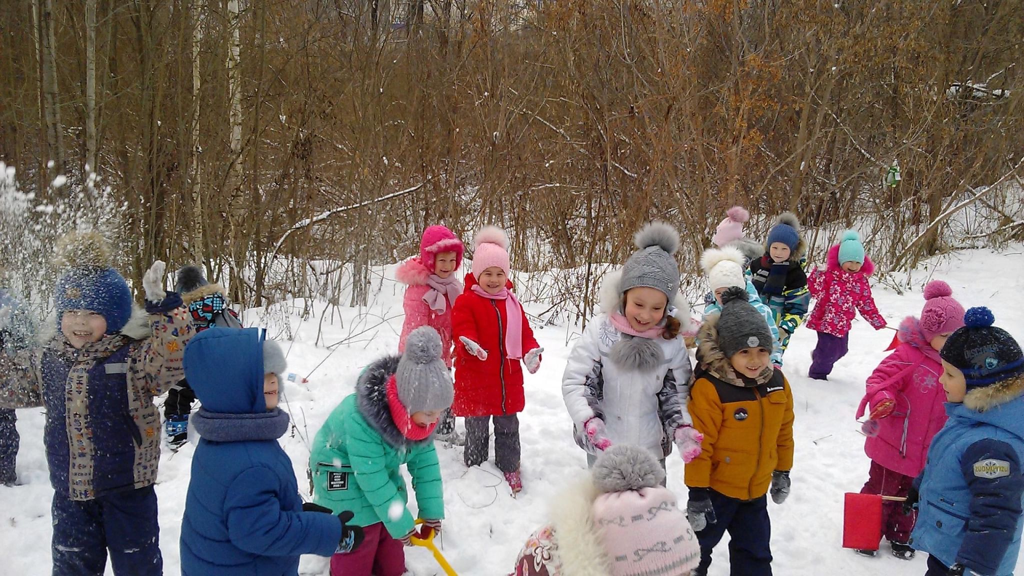 Экскурсия в зимний парк. Экскурсия детей в зимний парк. Экскурсия в зимний лес детский сад. Дети на прогулке в детском саду зимой. Прогулка с детьми в старшей
