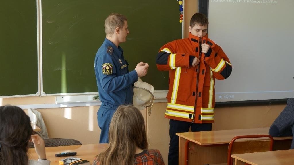 Пожарная школа. Противопожарные учения в школе. Пожарник в школе. Учения по пожарной безопасности в школе. Школьник пожарник.