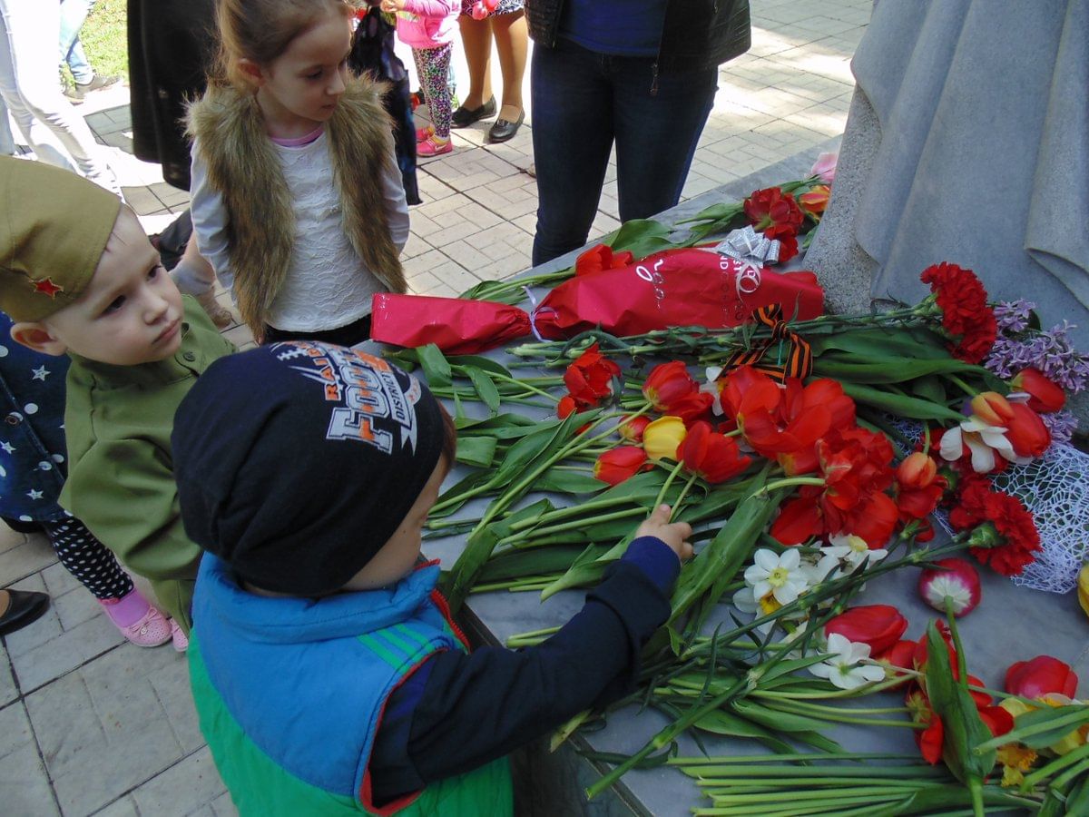 Песня на возложение цветов. Композиции на возложения цветов. Возложение цветов к Вечному огню на 9 мая. Букет к памятнику павших воинов. Дети возлагают цветы к памятнику солдатам.