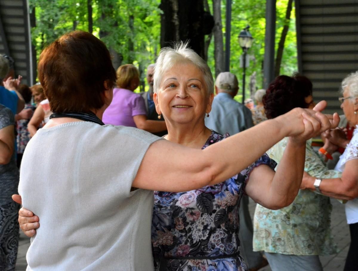 Праздник старости. Пожилые люди. Танцевальный вечер для пожилых людей. Парк для пенсионеров. Мероприятия для пожилых людей.