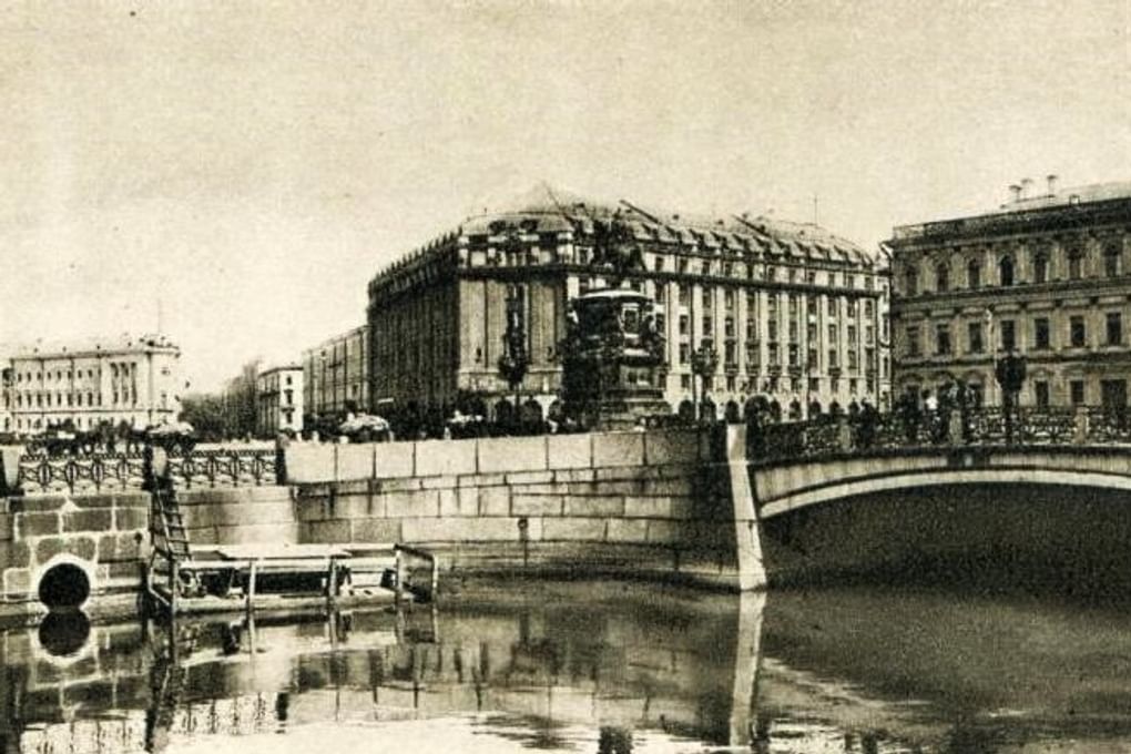 Главлит, Москва. Открытка с видом Синего моста через реку Мойку в Санкт-Петербурге. 1918. Фотография: <a href="https://commons.wikimedia.org/w/index.php?curid=3411350" target="_blank" rel="noopener">commons.wikimedia</a> / Public Domain