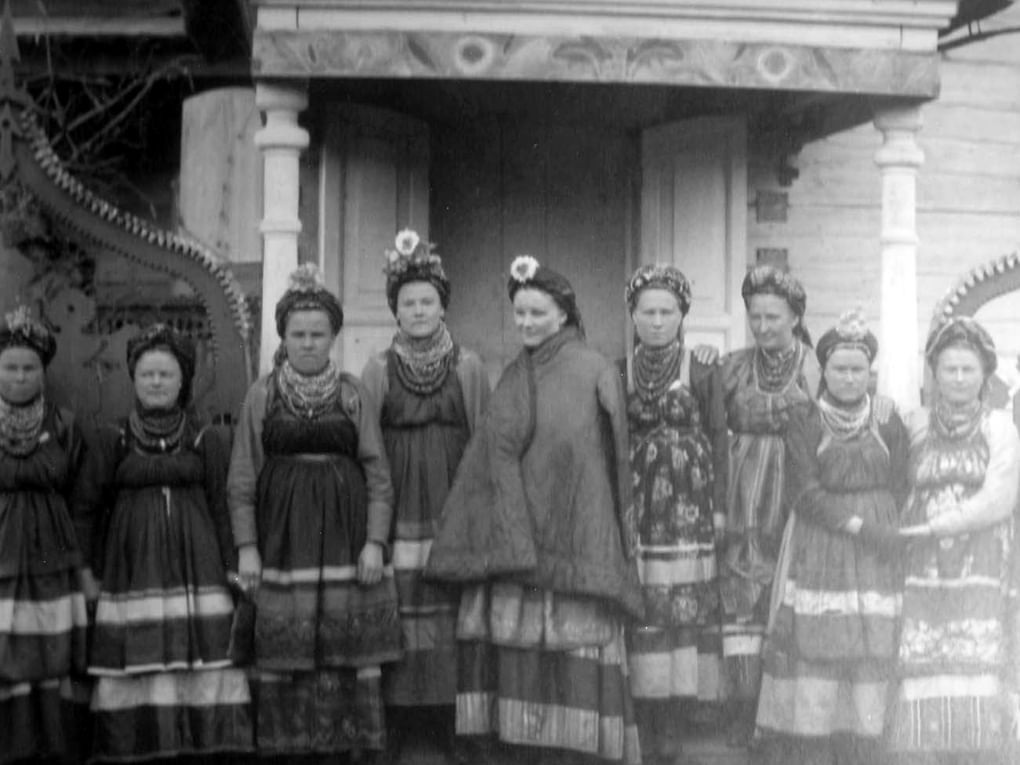 Тарбагатайские женщины. Фотография из фондов ГАУК РБ «Национальный музей Республики Бурятия», Улан-Удэ