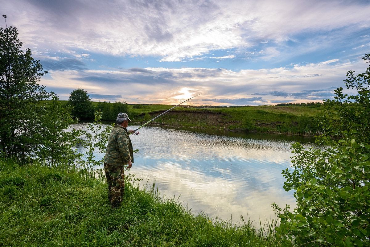 Водоем рыбак. Рыбалка на реке. Рыбалка на пруду. Рыбалка на речке. Рыбак на реке.