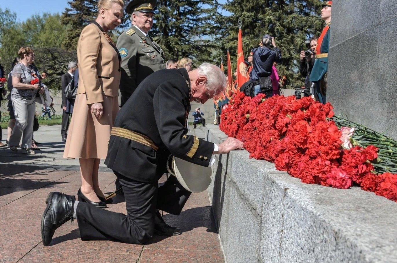 Возложение цветов к памятнику рисунки