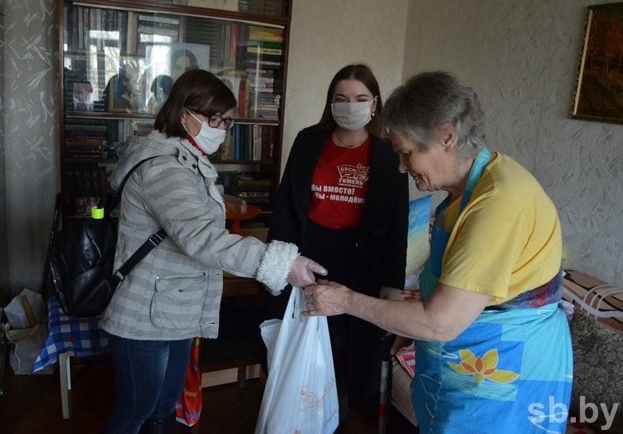 Помочь инвалидам деньгами. Социальное волонтерство. Волонтеры и инвалиды. Волонтерство и социальная помощь. Волонтеры помогают.