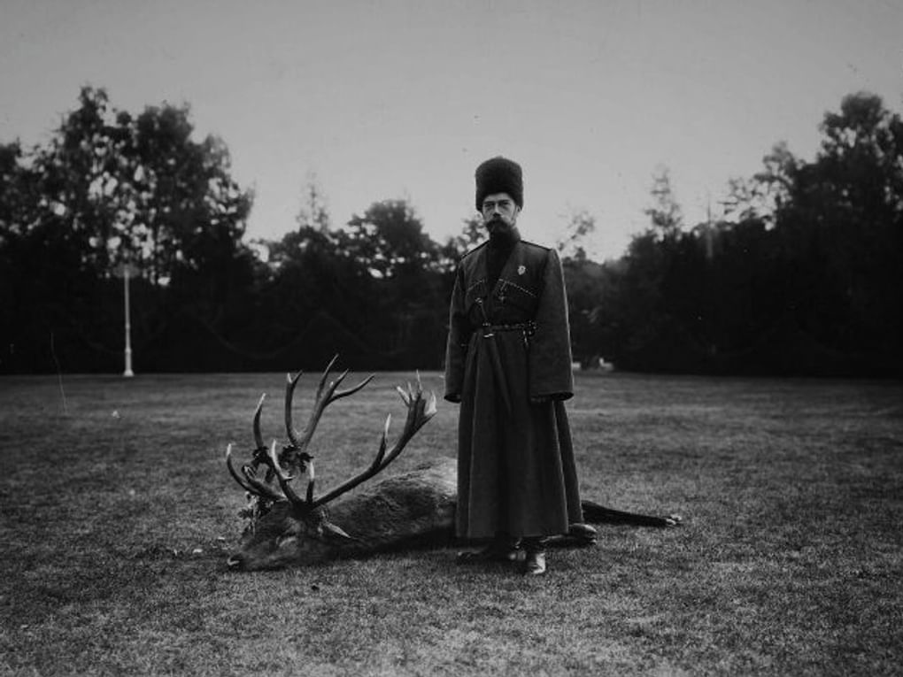 Император Николай II около убитого оленя. Царское Село, 1912 год. Фотография: Александр Ягельский / Государственный исторический музей, Москва