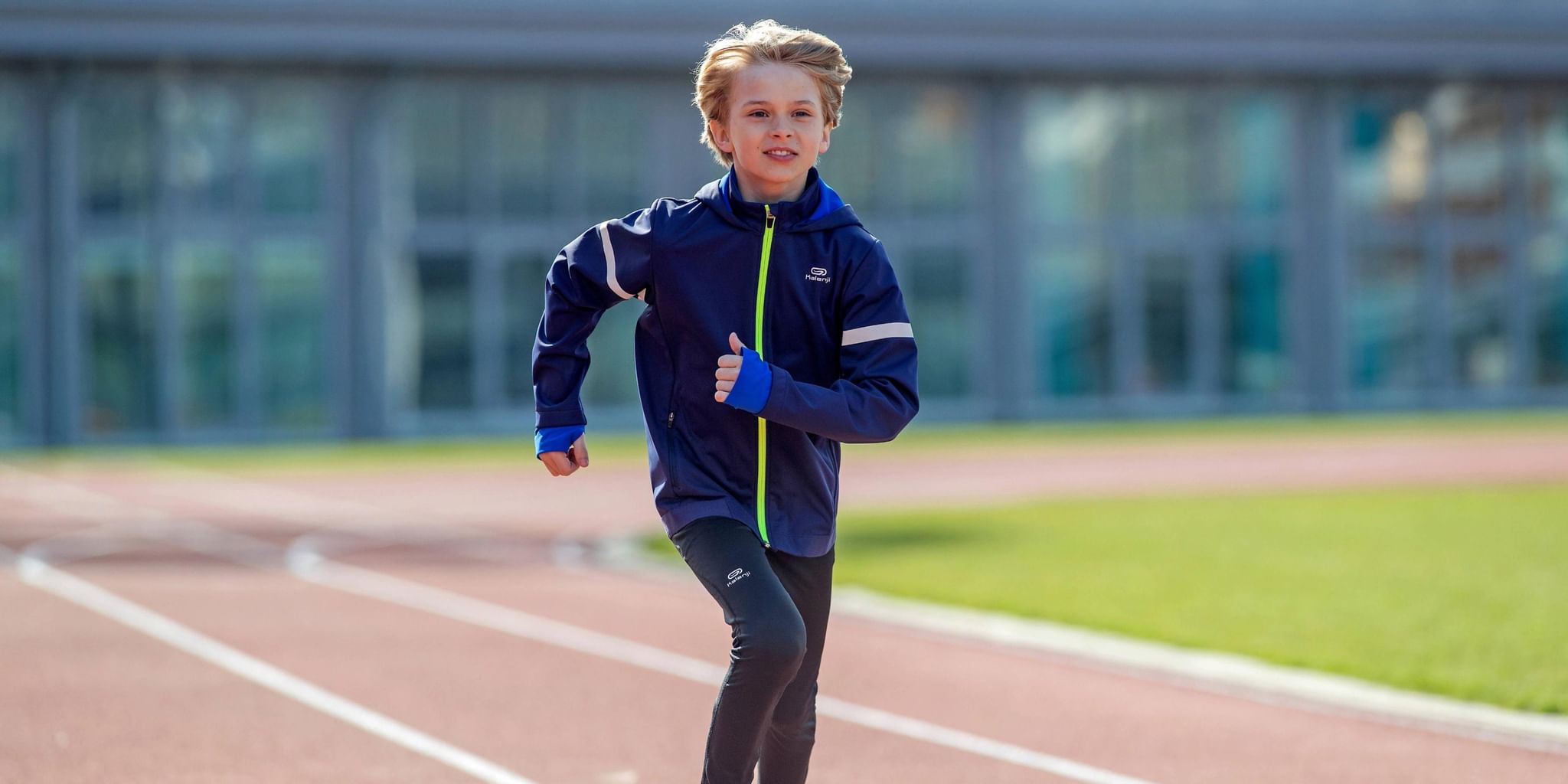 Спортивный мальчик 11 лет. Мальчик бежит. Мальчик бегает. Мальчик на пробежке. Дети бегут.