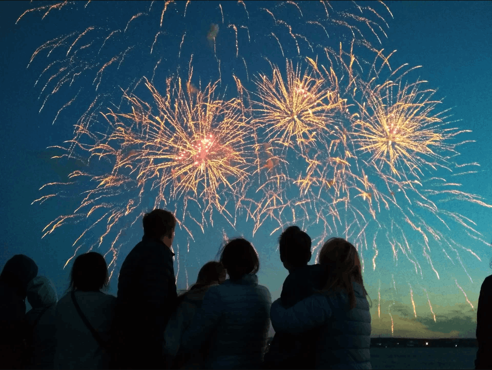 Апрель день города. Праздник начинается картинка. Начало праздника картинка. Фото время и еда и салют.