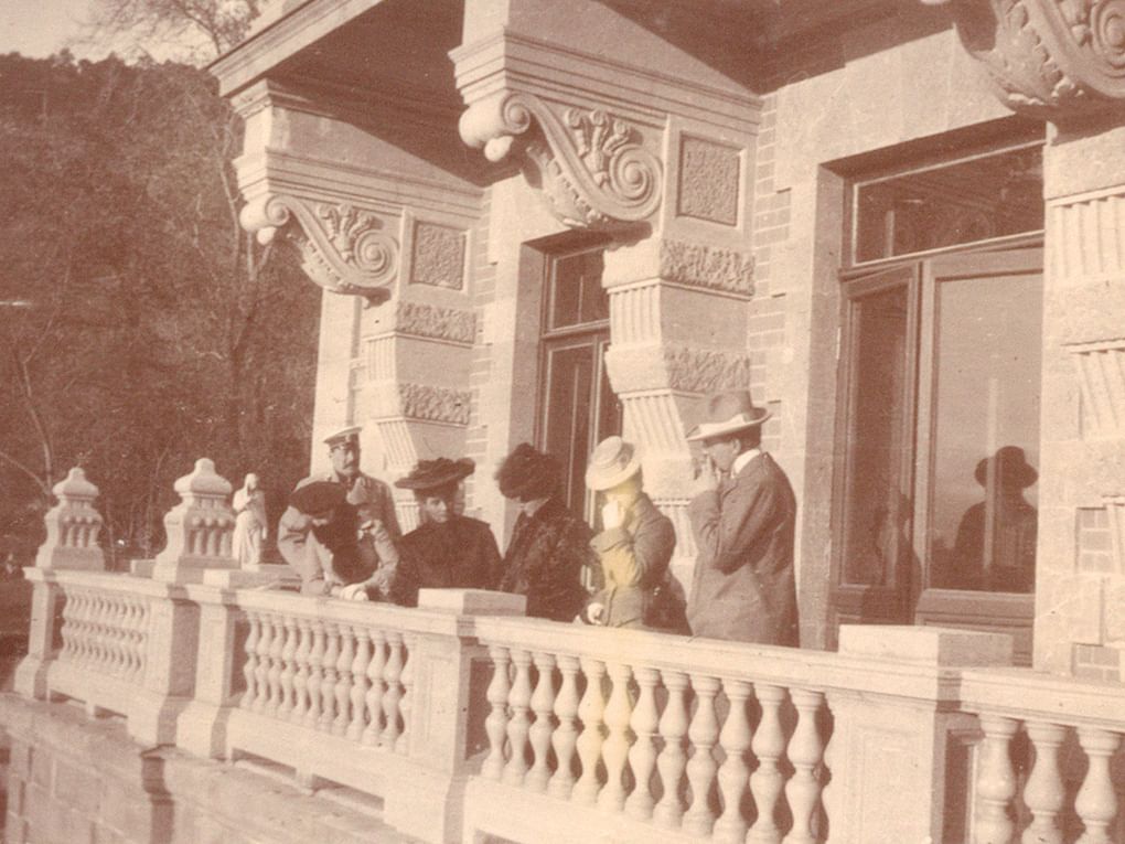На балконе дворца в имении Массандра. Из альбома фотографий великой княгини Ксении Александровны. 1903–1904 годы. Фотография: Государственный архив Российской Федерации, Москва