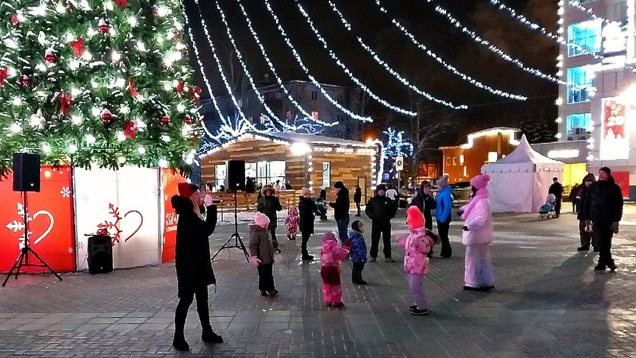 Новый год в подмосковье. Новогодняя ночь в Подмосковье. Новогодняя площадь дома культуры. Красногорск ДК ёлка. Елка в ДК Подмосковье Красногорск.