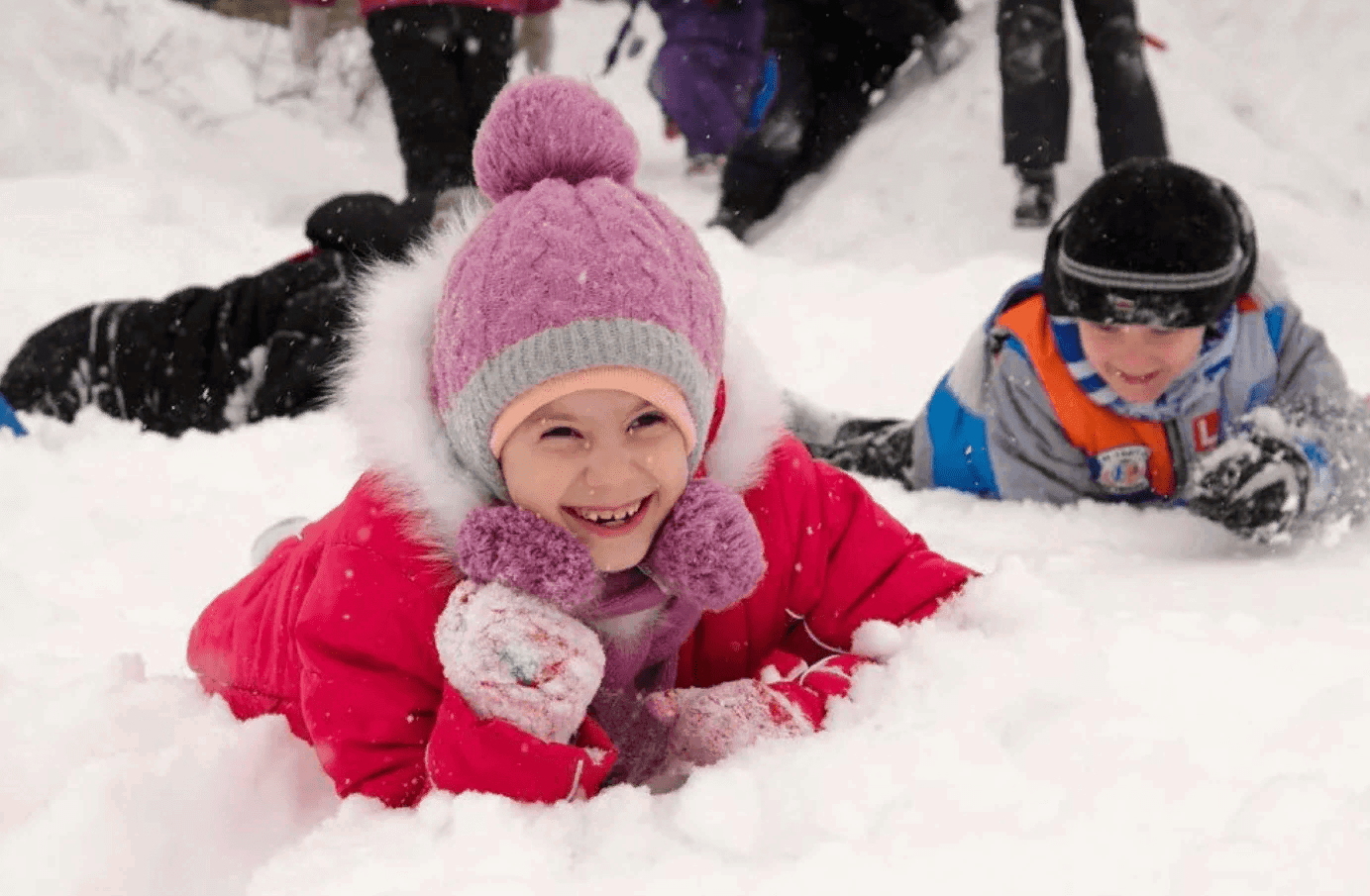 Играем со снегом. Зимние забавы. Снежные забавы для детей. Дети зимой. Зимние развлечения.