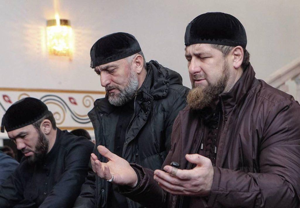 Самый сильный мусульманин. Рамзан Кадыров в тюбетейке. Кадыров в тюбетейке. Рамзан Кадыров мусульманин. Тюбетейка Рамзана Кадырова.