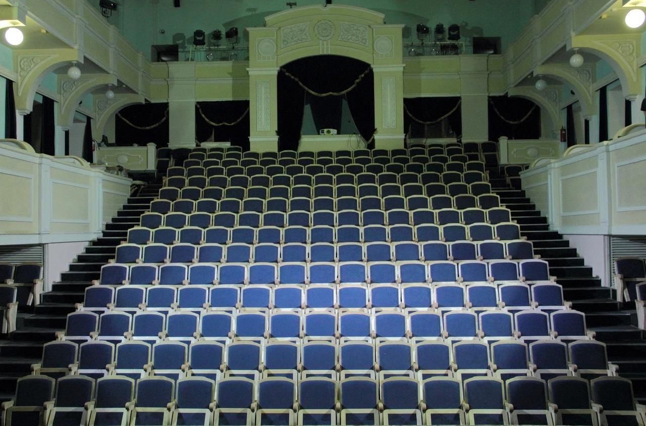 театр драмы зрительный зал