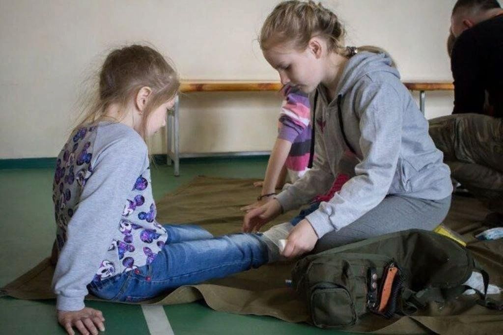 Уроки первой помощи в школах. Оказание первой помощи в школе. Оказание медицинской помощи детям. Оказание первой медицинской помощи в школе детям. Первая помощь в школе для детей.