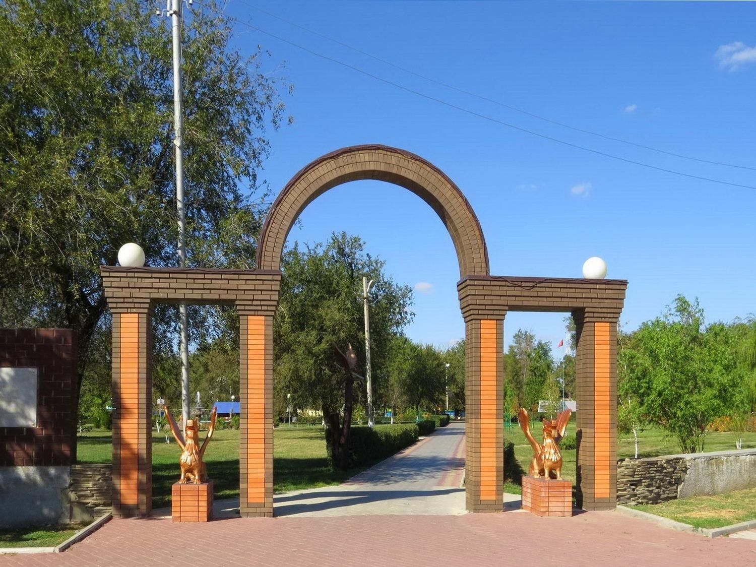 Зимовники. Зимовники Кучманский парк. Центральный парк Зимовники. Центральный парк, посёлок Зимовники. Парк Зимовники Ростовской области.