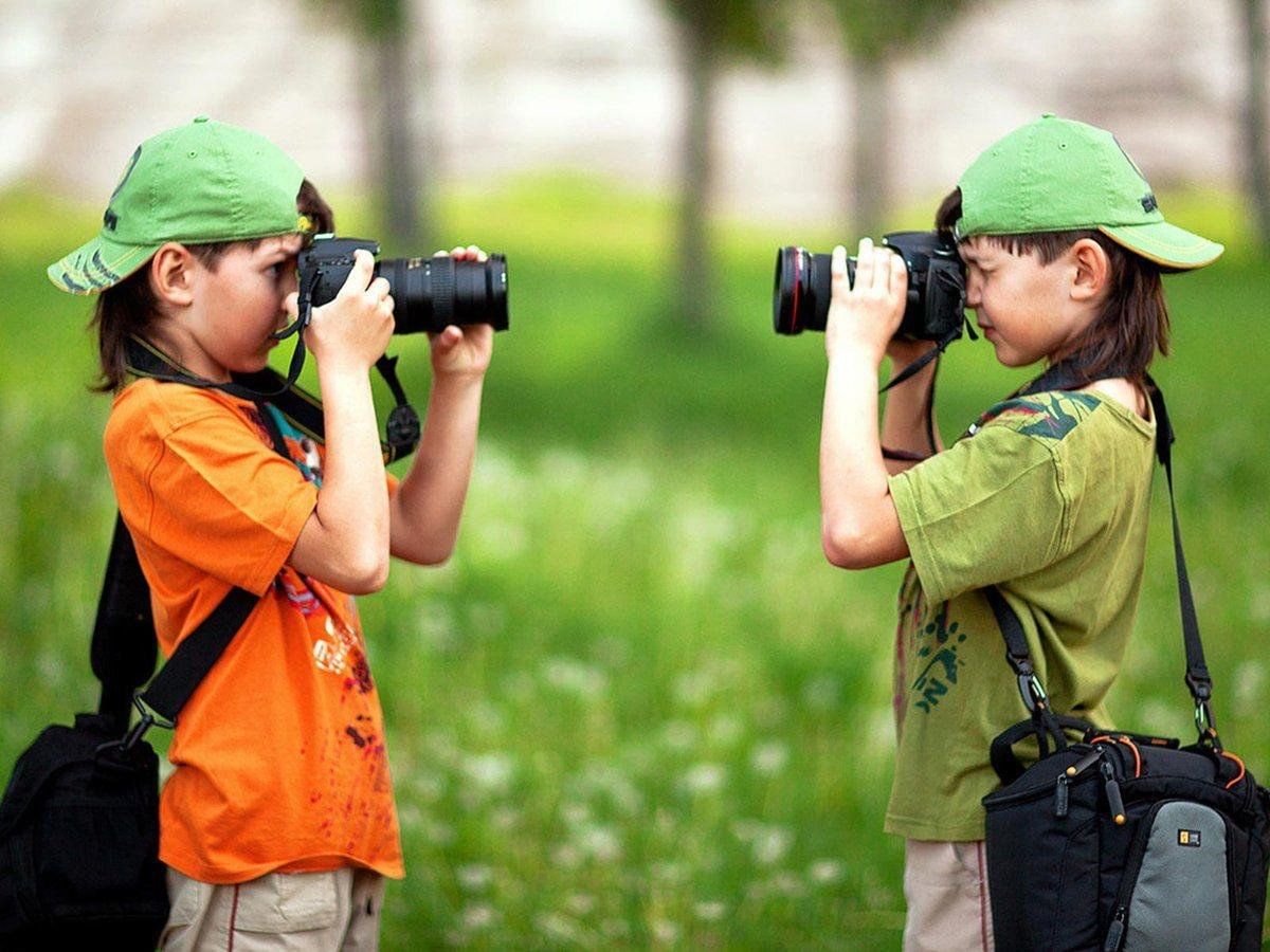 Подростков снимают. Фотоаппарат для детей. Мальчик с фотоаппаратом. Ребенок фотограф. Ребенок фотографирует.