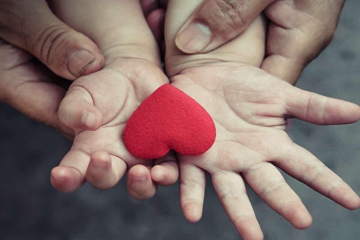 Ребенок с сердцем в руках