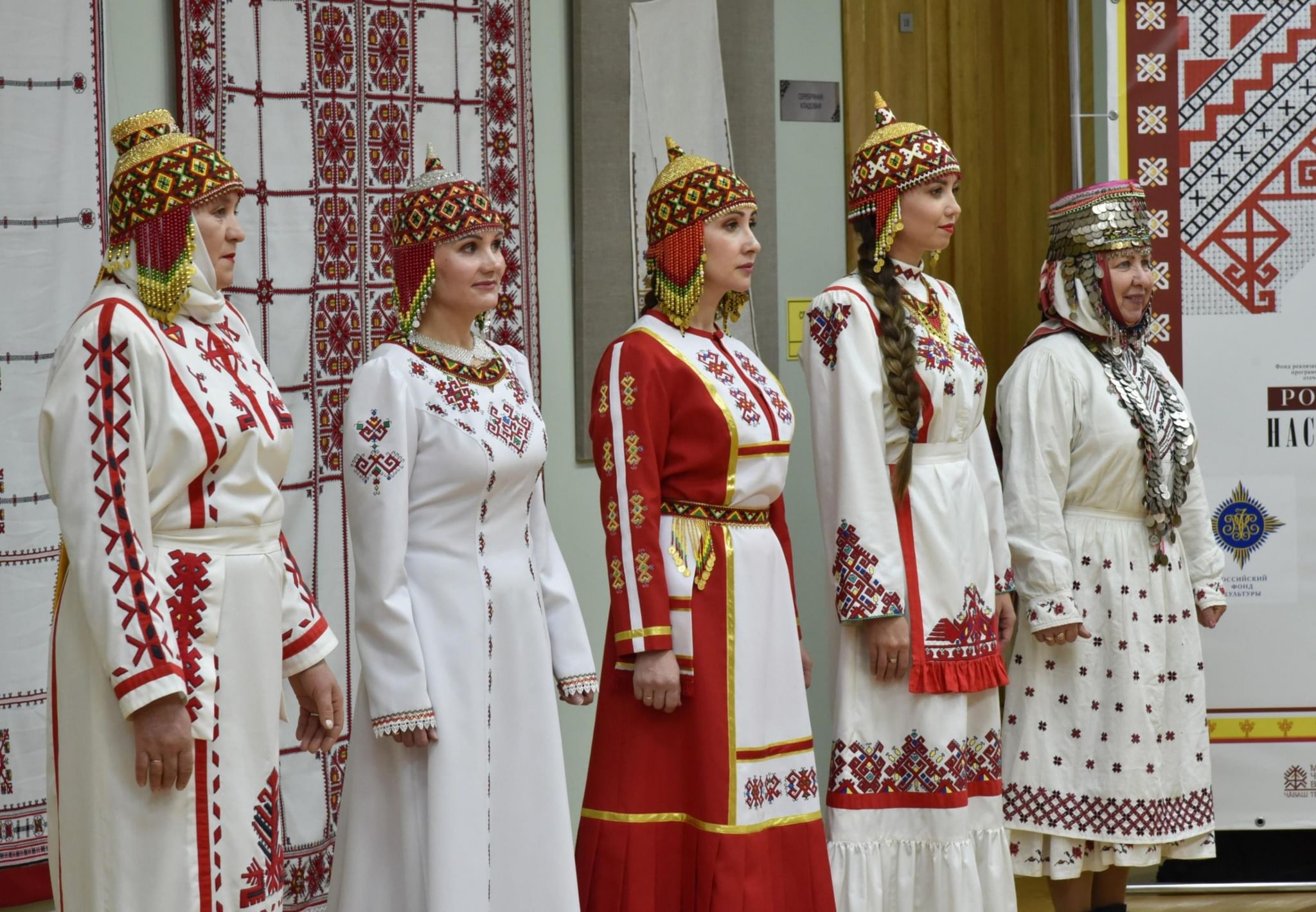 Чувашская республика какой. Музей чув вышивки Чебоксары. Чувашский национальный костюм Анатри. Чуваши костюм национальный национальный музей Чувашии. Костюм средненизовых чувашей.