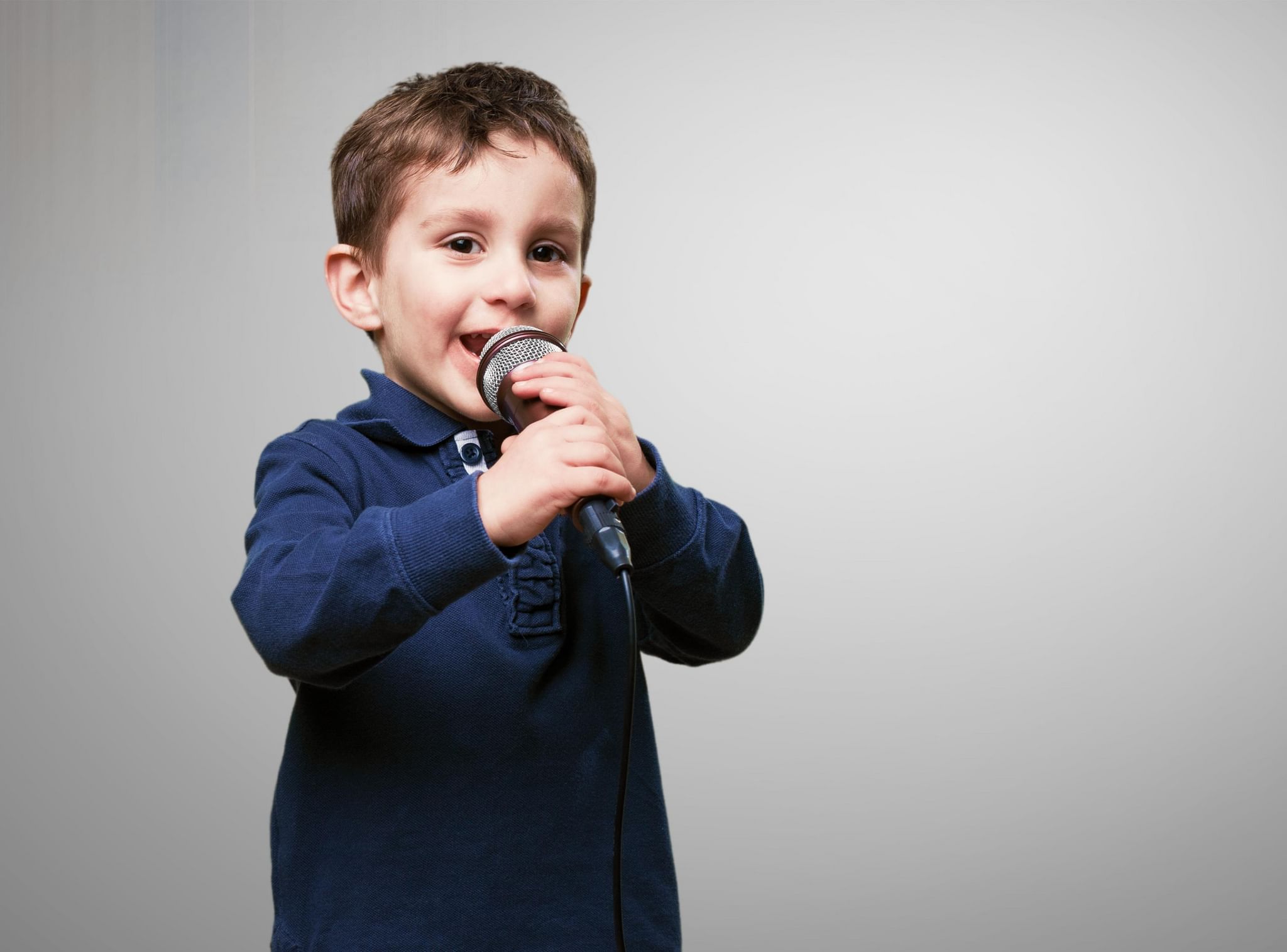 Ребенок с микрофоном