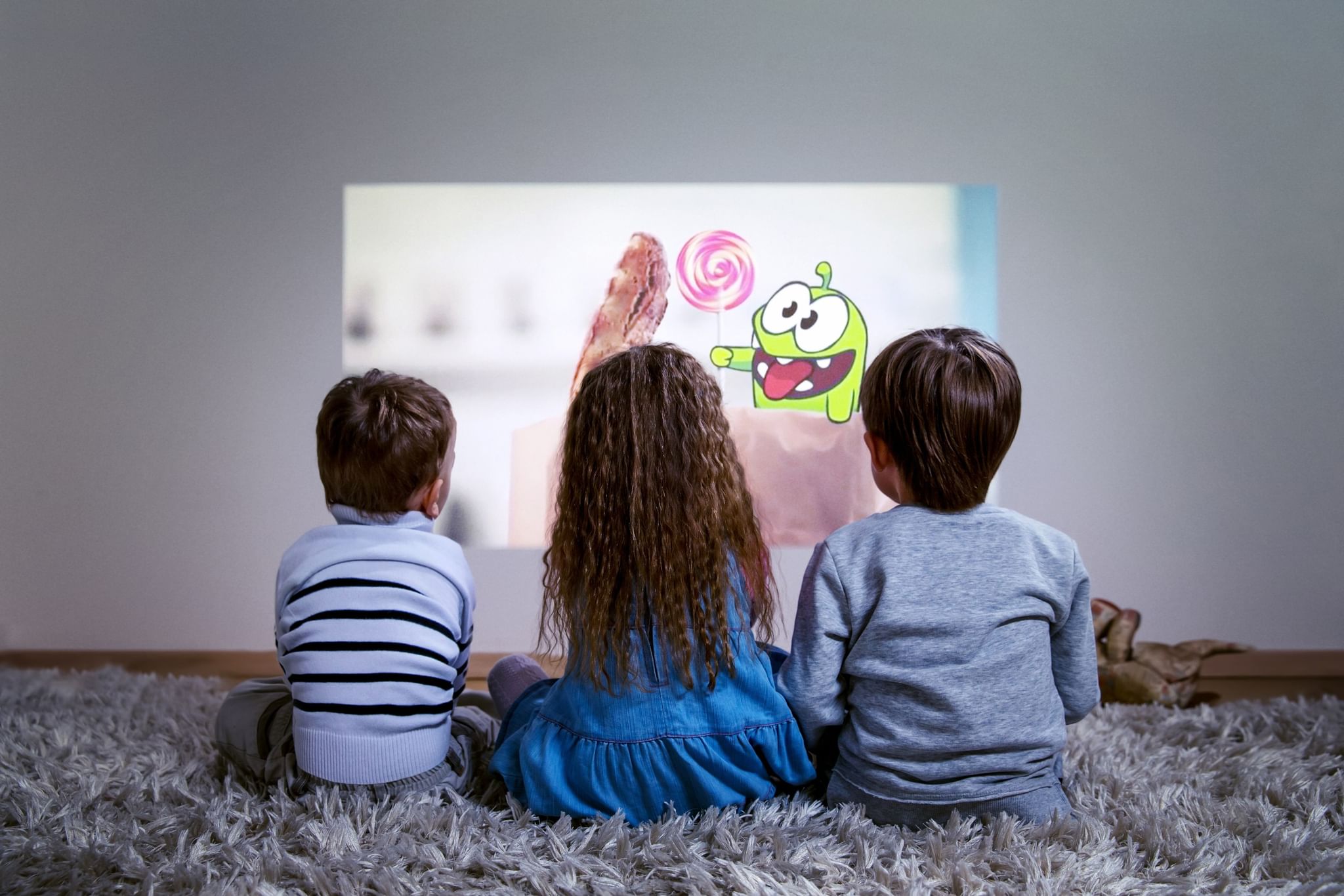 Дети смотрят на экран. Телевизор для детей. Влияние мультфильмов на детей. Детский телевизор для детей.