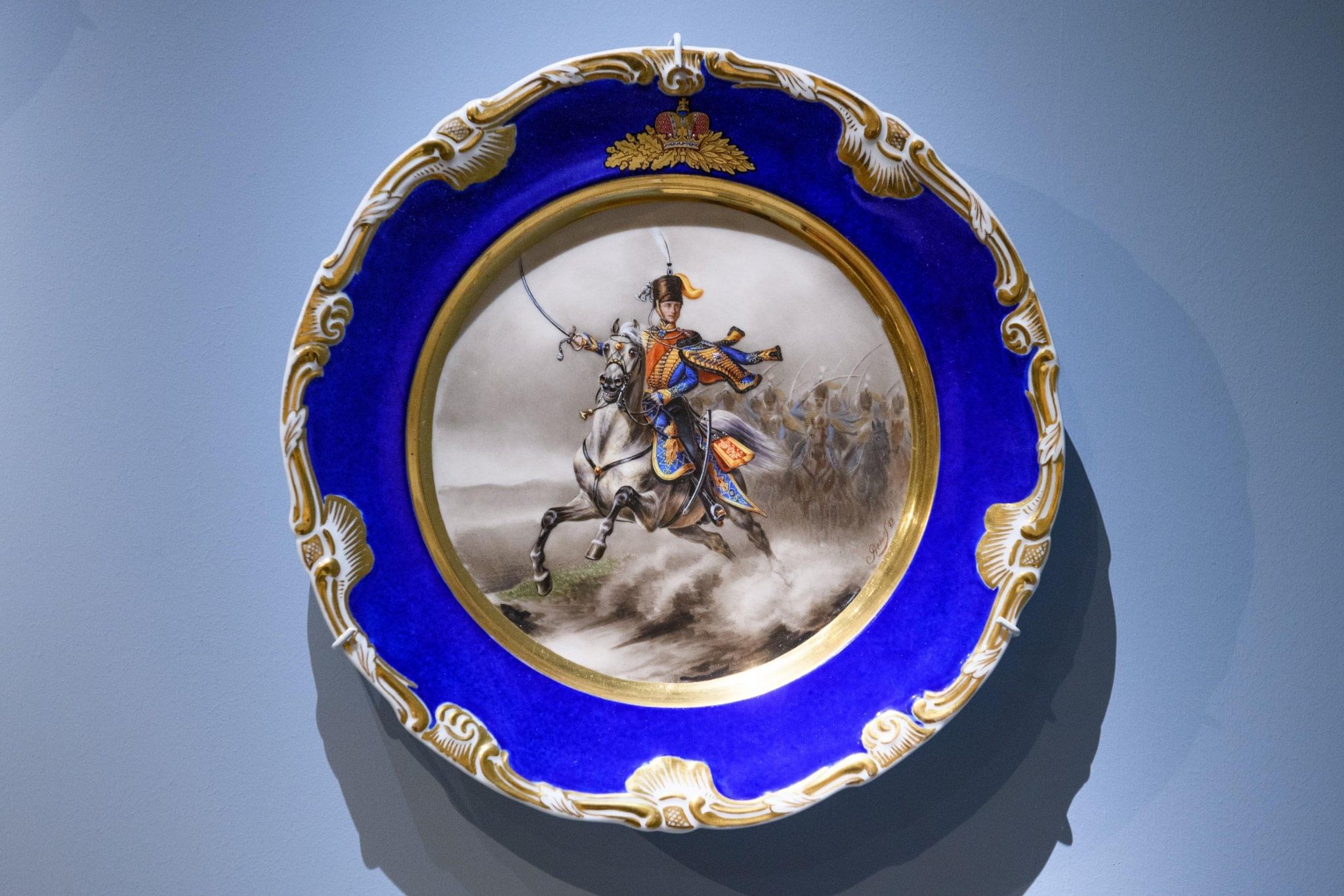 Russian Porcelain Military Plate. A Porcelain Military Plate. Императорский фарфоровый завод тарелки с изображением солдат. Тарелка Николай 1.