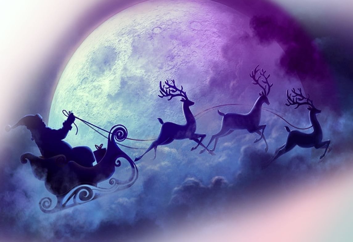 Санта на санях на фоне Луны