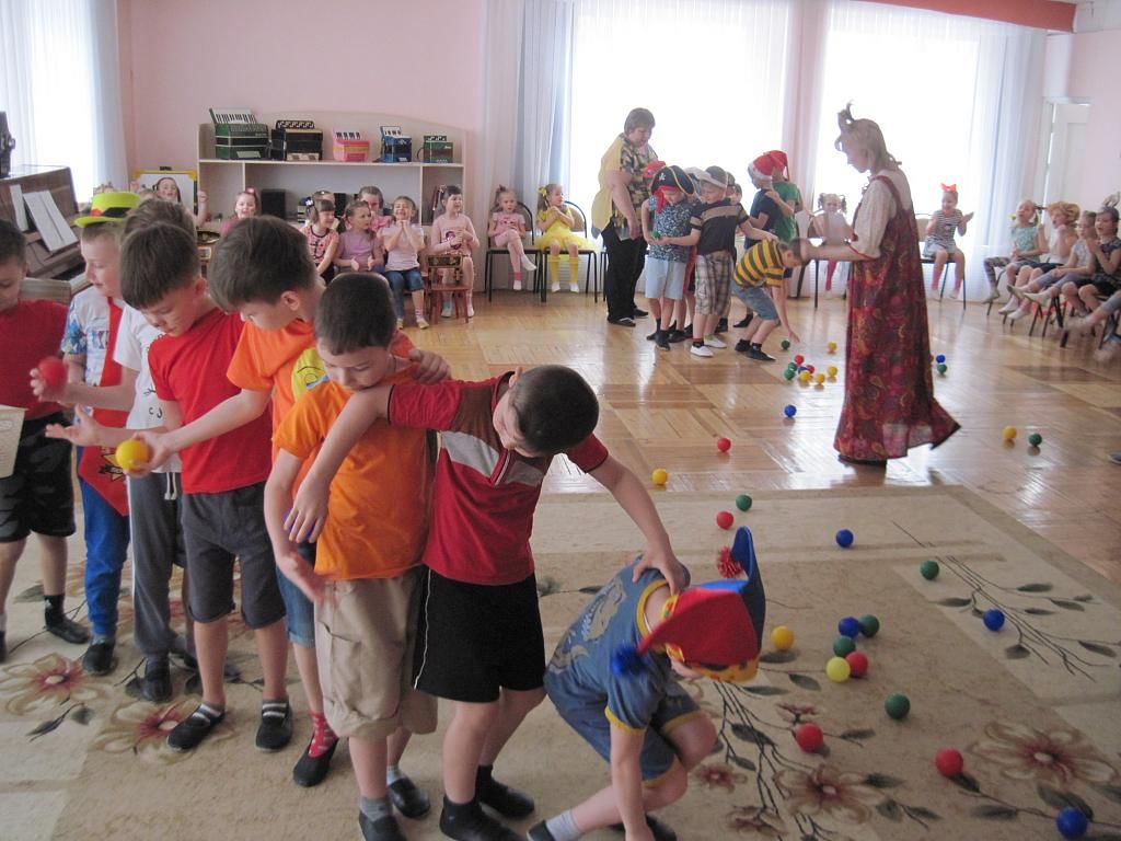 Развлечение день смеха в средней группе. День смеха в детском саду подготовительная группа. Развлечение в садике день смеха. Развлечение с детьми ко Дню смеха в детском саду. Мероприятия ко Дню смеха в детском саду.