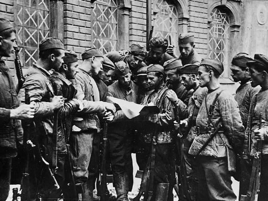 Красноармейцы в Круглом дворе Академии художеств. Ленинград, 1941 год. Фотография: <a href="https://artsacademy.ru/additionally/patrioticheskoe-vospitanie/akademiya-khudozhestv-v-gody-vov/" target="_blank" rel="noopener">artsacademy.ru</a>