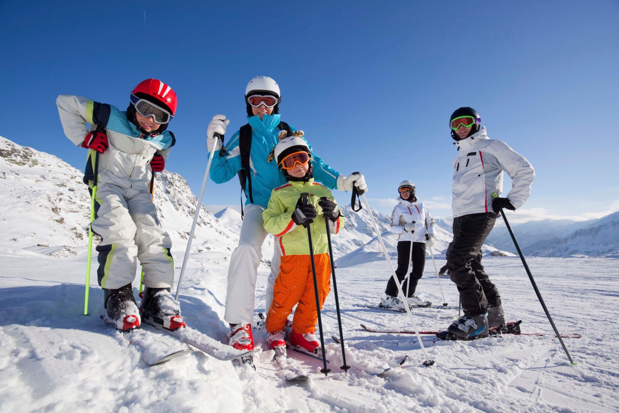 Горные развлечения. Зимний отдых. Кататься на лыжах. Семья на лыжах. Семья катается на лыжах.