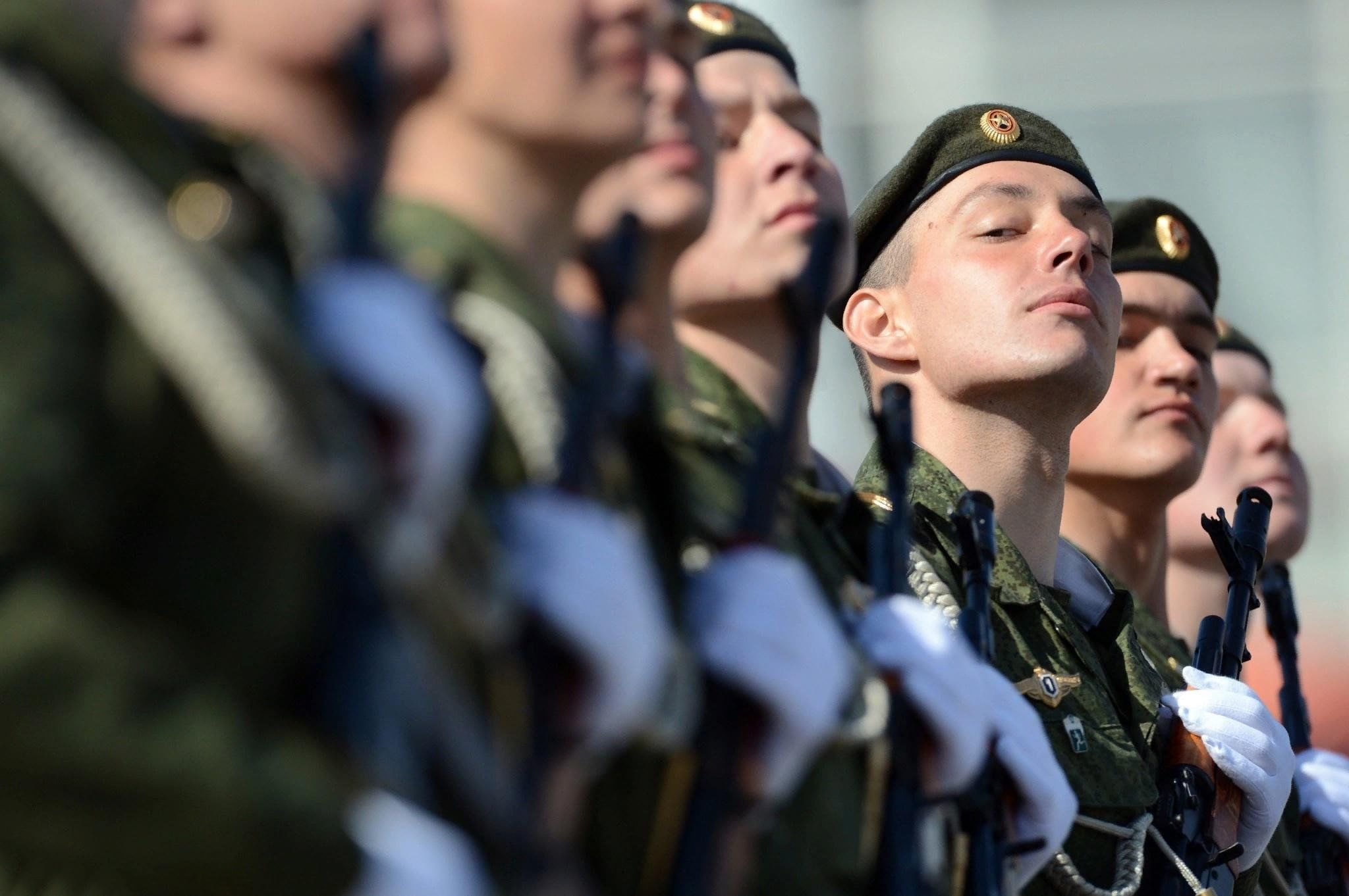 Крупным планом солдат и родина