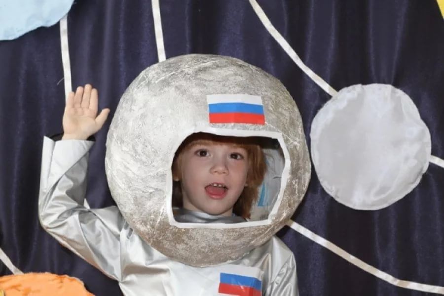 Скафандр своими руками в детский сад. Шлем Космонавта из термофольги. Космический шлем. Космические костюмы для детей. Костюмы ко Дню космонавтики для детей.
