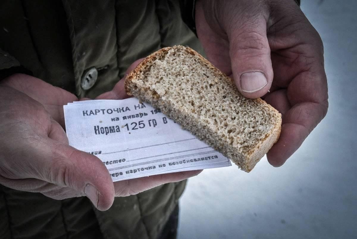 Мальчик хлеб со вчерашнего дня стоит. Кусочек хлеба в блокадном Ленинграде.